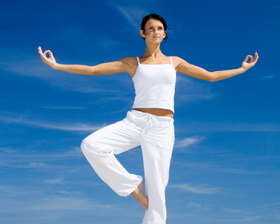 Istockyogawomantreeposture